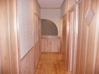 中廊下の床材は小国杉の浮作り杉材、腰板も小国杉を採用致しました。