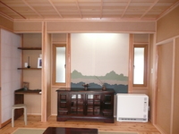 居間と廊下・寝室は天然和紙を使い健康に配慮致しました。
断熱機も蓄熱暖房機　ユニデールを2台設置。今は数少ない北海道家具がいい感じです。