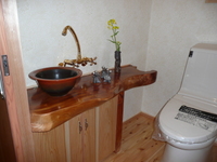 トイレの手洗いカウンターはおじい様が残されたケヤキ材を提供いただきカウンターに生まれ変わりました。