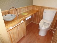 トイレは少し広めにとり、カウンター収納、杉腰板、陶器製手洗いなど、配置しました。