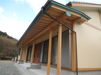 玄関からテラスまで伸びる丸桁は、軒を深く取り、夏の日射を遮る日本家屋の良さを残した工法です。