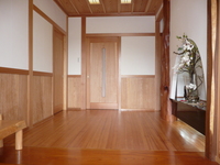 玄関内部は杉腰板に　漆喰壁　床板は　赤松を使用いたしました。
玄関脇には、ベンチも付いております。