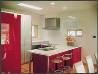 キッチンはアイランド型のL型をお選びなり、IH,食洗器、浄水器なども
御覧の通り”真っ赤”。はっきり言って目立ちます。